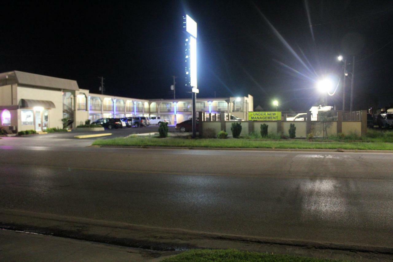 Hutchinson Inn Motel 3*